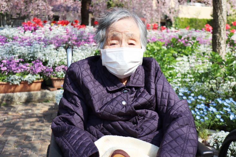 久しぶりに商店街でのお花見、花の香りと春の日差しを一杯に、気持ちも晴ればれです♪