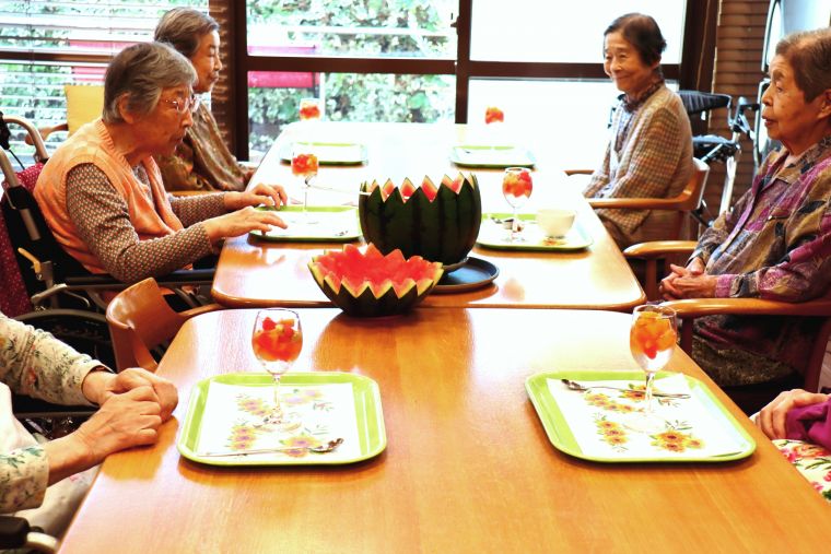 今月の山小屋カフェは大きなスイカに入ったフルーツポンチ🍉「どうやってスイカを切ったのかしらね」と、興味津々、大満足でした！