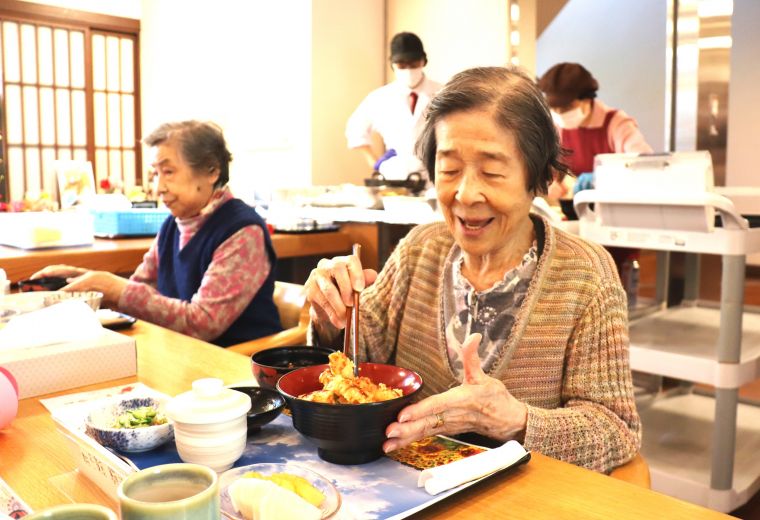 「海老が大きいわねぇ、茄子もカラッと揚げて上手ですね」と、キッチンスタッフの手元を目でも楽しんでくださいました😋