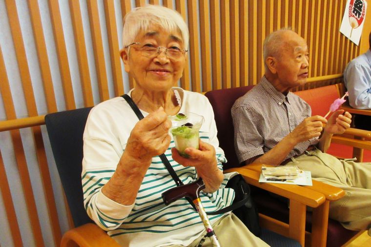 かき氷や綿あめのおもてなしにご入居者皆さんもにっこり笑顔の花火が咲きました。