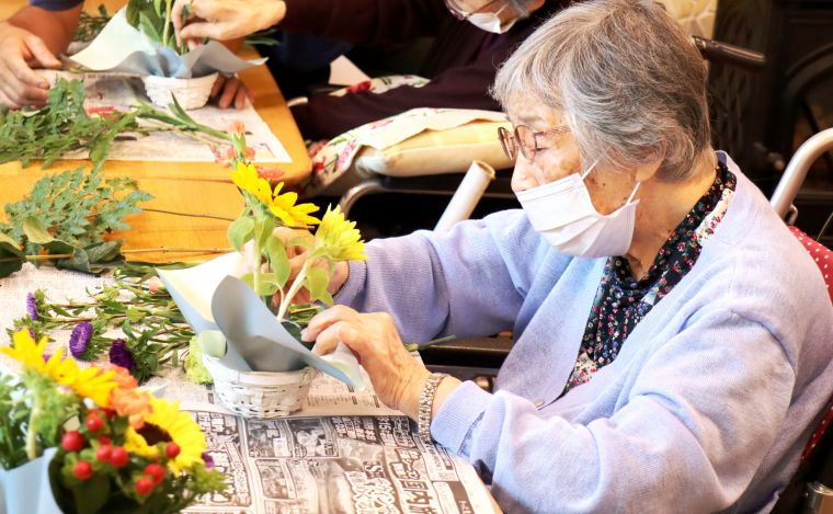 ご入居者の優しい眼差しは、まるで向日葵と会話をされているようでした🌻