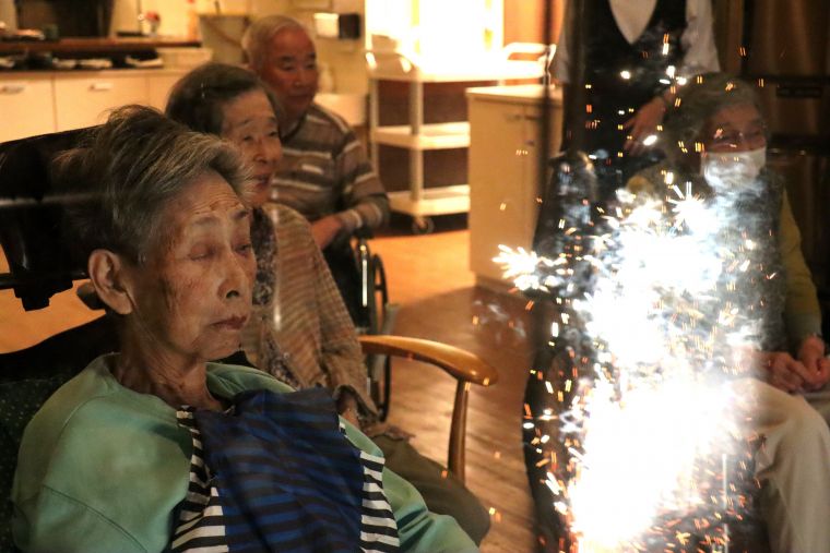  窓ガラス越しからの見事な噴出花火🎆火薬の香りと共に素敵な思い出もよみがえってきました・・・