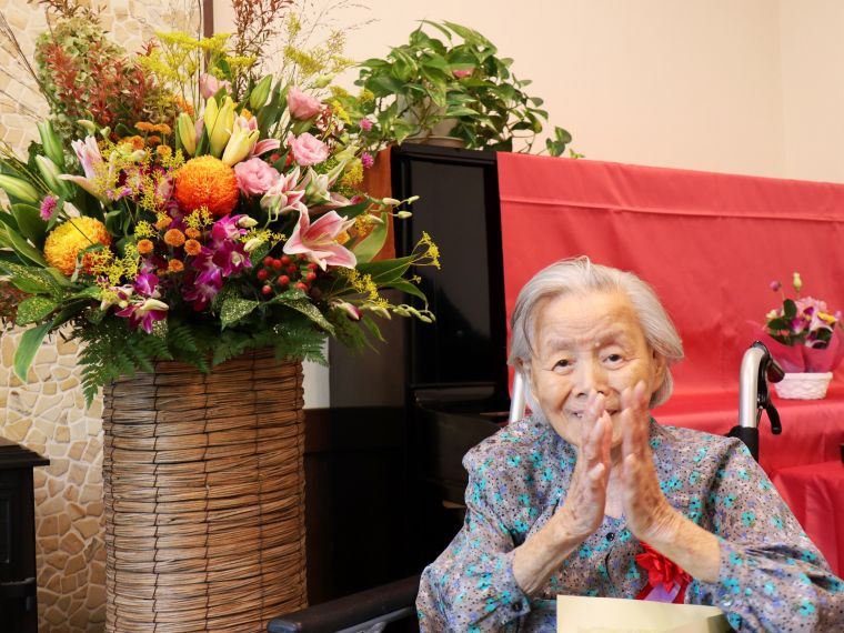 ヒュッテの最高齢ご入居者は、来月で満102歳！ご長寿の秘訣は大らかなお気持ちとチャーミングな笑顔です(^^♪