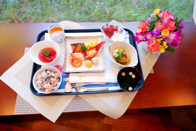 昼食は敬老お祝い御膳。品数の多さに「まるでお正月みたいね」と喜ばれました。