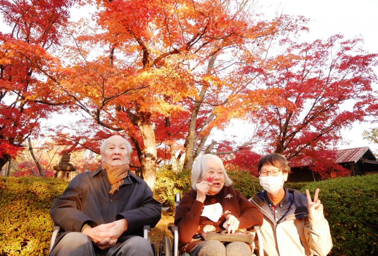 鮮やかなオレンジや赤の紅葉に囲まれて時を忘れてしまいます