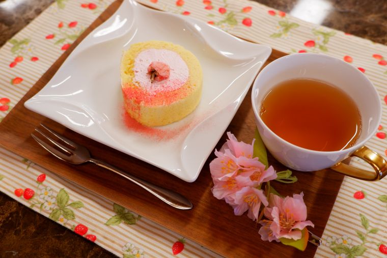 4月は「桜ロールケーキ」をご提供。甘さ控えめの桜クリームとしっとりと焼き上げたスポンジケーキが春の訪れを感じさせます。