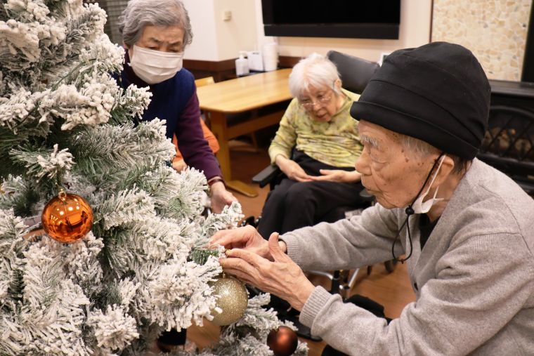 ホワイトクリスマスの象徴は何んといっても雪を降らせたツリー⛄ご入居者が飾付けに精を出してくださいました🎄