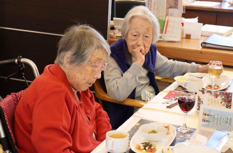 スタッフからのクリスマスカードと乾杯の赤ワイン、前菜の3種盛りに、少しだけほろ酔い気分で話も弾んでます🍷