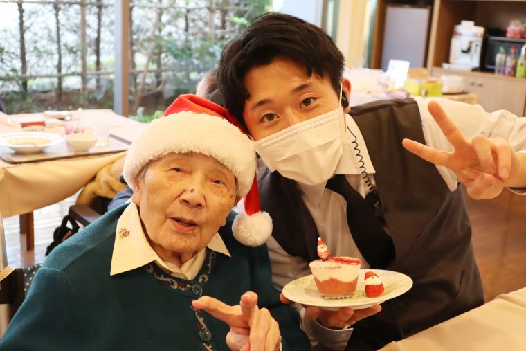 小さなサンタさんが乗っているクリスマスケーキ🍰　また来年も素敵な会にしましょうね！