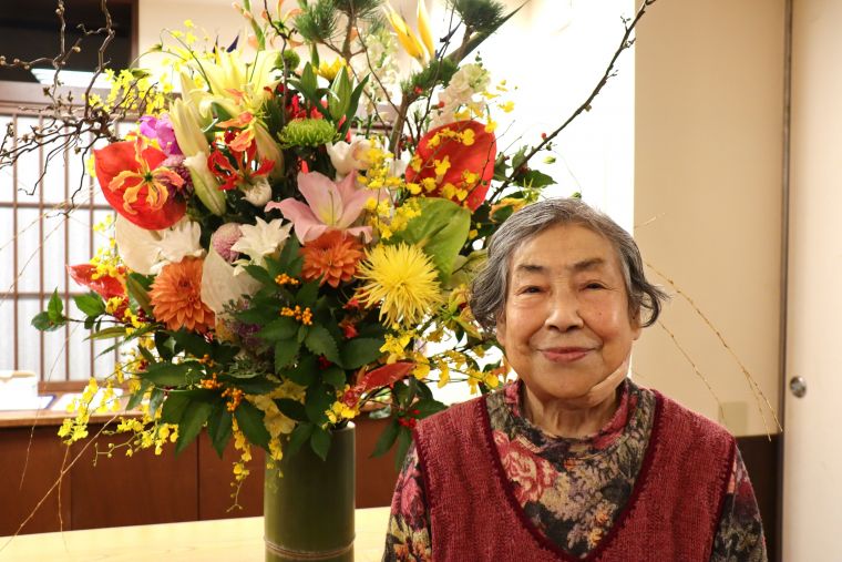 ヒュッテの受付には今年も天井まで届くお正月の花々が咲き誇りました。「うゎ～綺麗ですね」とご入居者のお顔も一段と輝きました！