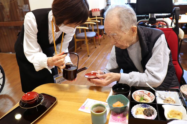 「返杯をお願いします」と、上機嫌の笑顔で新春から楽しませてくださいました！