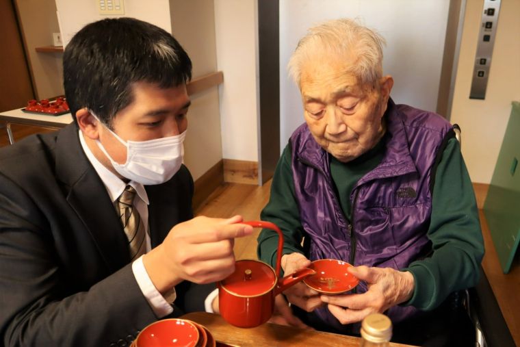 100歳を超えた今でも、健康長寿や幸福祈願を願って、お屠蘇をいただきます。久しく飲酒をしていないのでノンアルコールで雰囲気を味わいました。