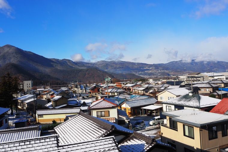 雪がやみ、冬晴れの朝に４階のテラスから姨捨方面の雪景色を撮影しました。