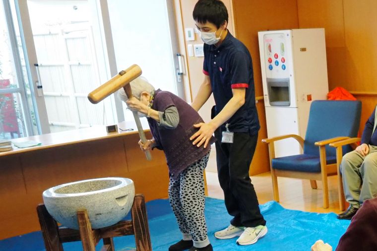 ご入居者の皆さんも若い頃や子供時代を思い出しながら餅つきを楽しんでいただきました。