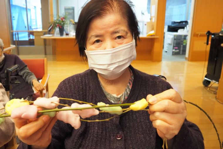 繭玉には疫病退散や養蚕業の繁栄を祈願する意味合いがあります。迎える２０２４年も元気に過ごしたいですね。