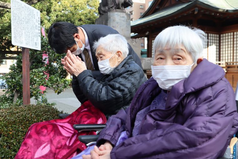 「お父さん、祈願をしっかりとね。」本年も、ご夫婦揃って一緒にお参りできるのは、有り難い事です。