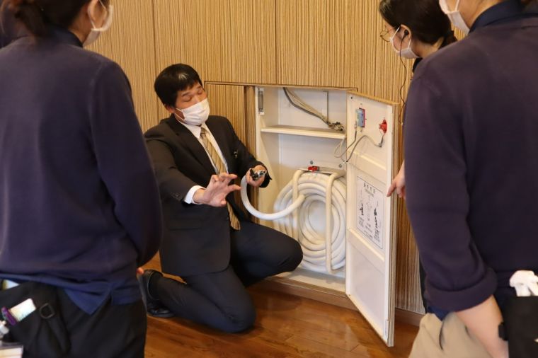 普段は開く機会のない消火用散水栓ですが、訓練のときには、中を確認して、状態の把握に努めます。