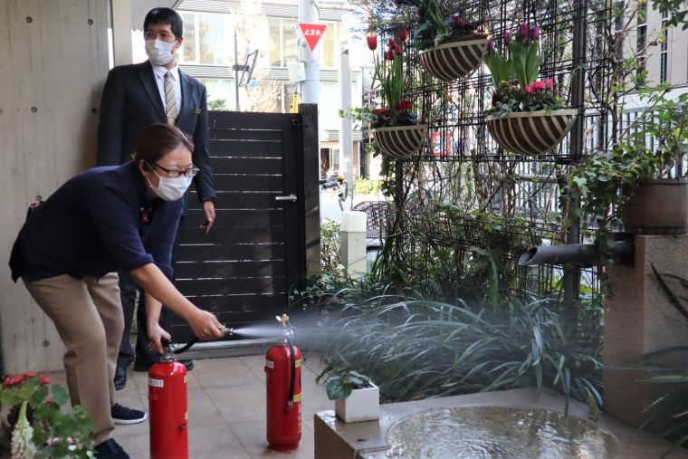 訓練用の消火器なので、中身はお水ですが、お花の水やりではありません！