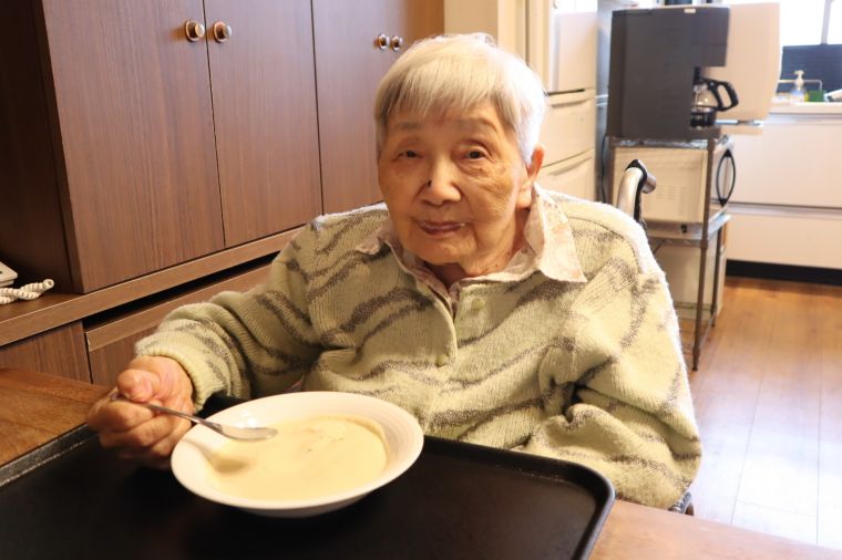 旬野菜の食材は、カリフラワーです。水を１滴も使わずに仕上げた栄養満点のポタージュ。一口食べたらこの表情、幸せが伝播します！