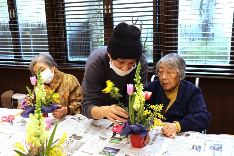 “先生、ちょっと見てくださいますか”と、ご入居者それぞれ早春の可憐な花々のアレンジメント創りに真剣です！