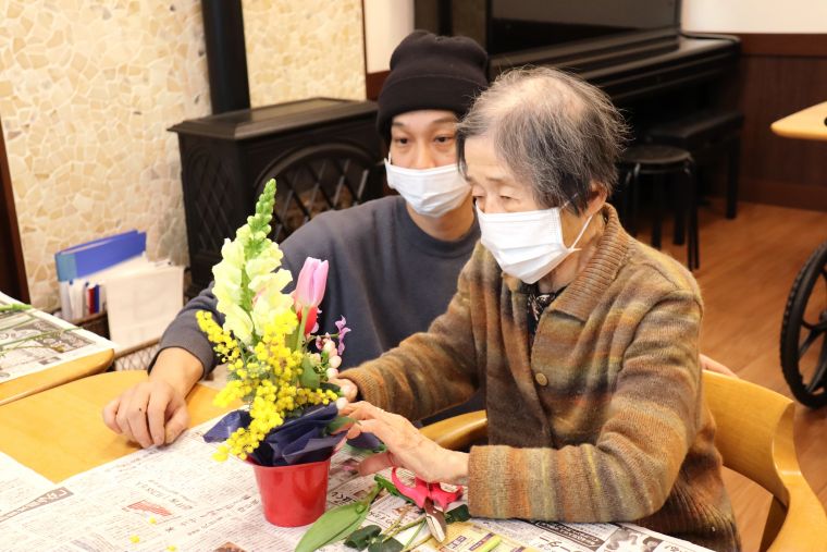 “色のバランスはどうかしら”と質問されるご入居者に、yuuさん(お花屋さん)からいつも丁寧なアドバイスをいただき感謝です！