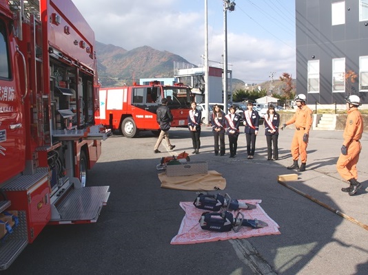 消防車や機材などについて説明を受けました