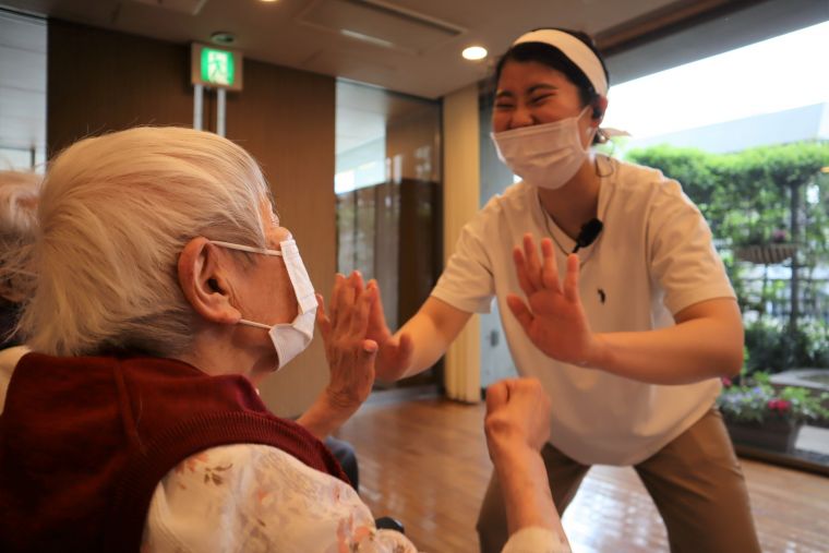 ハイタッチ？ではなくて、覚えたての張り手の練習です。今回の軍配は、目黒山、有馬にあがりました！