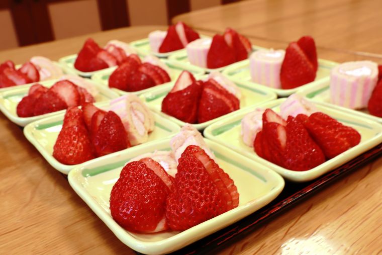 摘みたての甘～い苺と、いちごのロールケーキ！苺づくしのおやつに、ご入居者皆さま大満足でした🍓