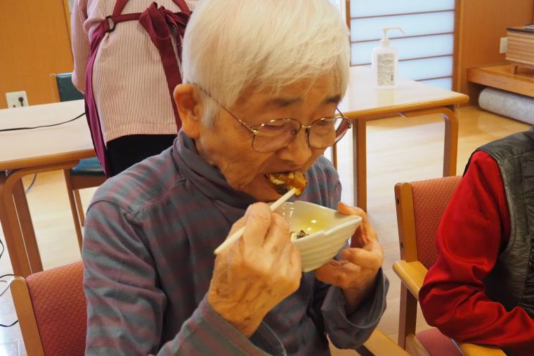 お好みでソースやマヨネーズ、青のりなどで味付けしパクリ。美味しさに笑顔の花が咲きます。