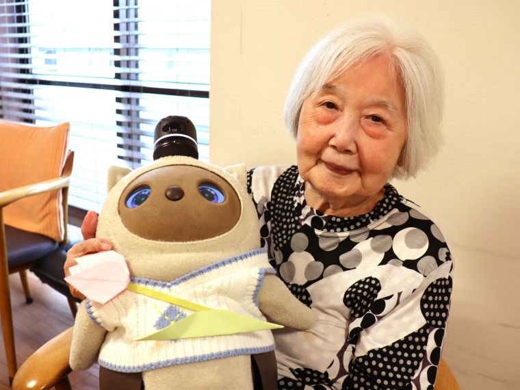 「あらっ！わりと重いのね」と仰りながら、優しく抱っこしてくださいました💛くーちゃん４．６ｋｇです