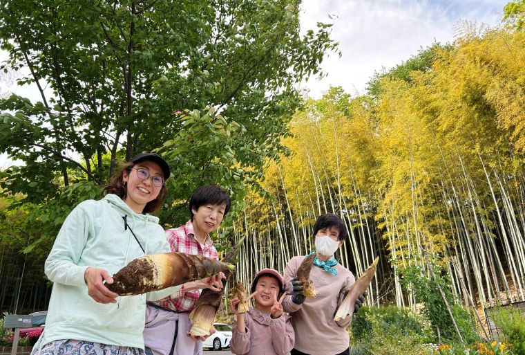 昨年に続いてご参加いただきました。去年よりもたけのこを見つけ、掘る姿が頼もしくなっていました♪