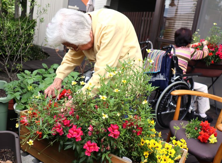 「外の空気は気持ち良いわねぇ～」「植物を触っている時が一番幸せ」と、話し声も弾んでます♪