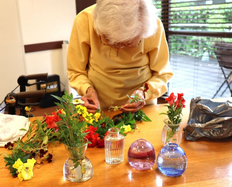 「お食事のテーブルに飾ったら可愛いでしょう」と、小さな花瓶夫々に素敵に生けてくださいました🌸