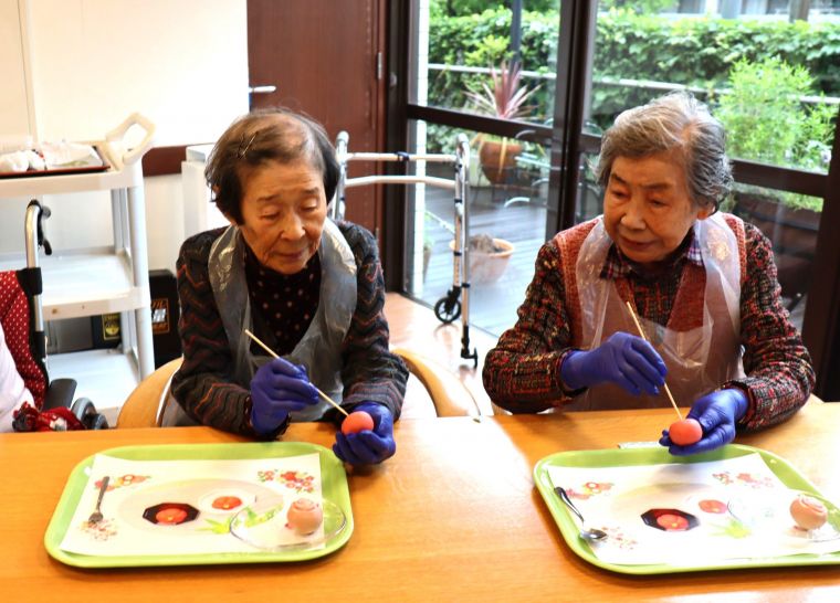「難しいですねぇ」「上手くできてますよ」と声を掛け合いながら楽しそう🌹