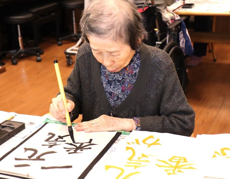 誕生日会前の書道では、力強く達筆な『百寿』『元気が一番』を書いてくださいました。