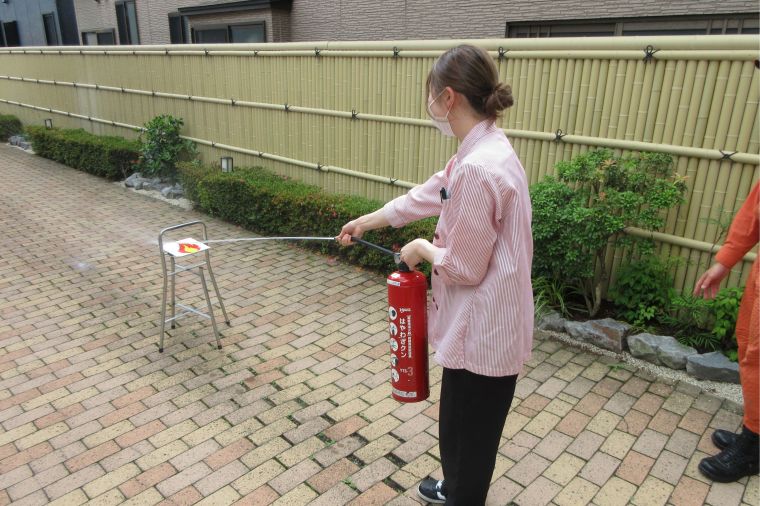 消火器の使用が未体験だったスタッフも消防の方にご指導をいただき、円滑な消火ができるよう訓練を行ないました。