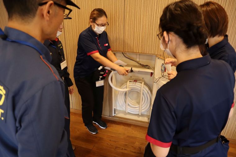 館内に設置された消火栓の使用方法を学びます。