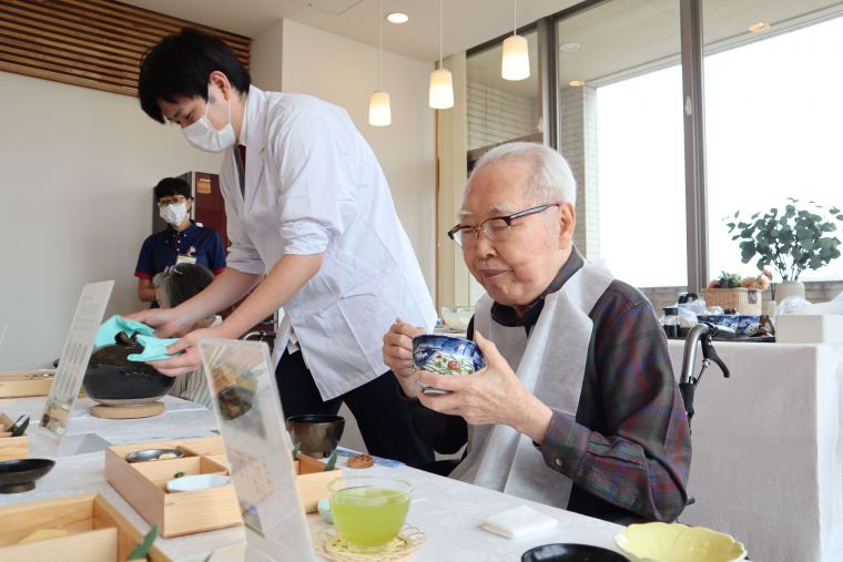 主食には、土鍋で炊いたおかゆをご用意いたしました。目の前でキッチンスタッフがおかゆをよそい、炊き立てのいい香りに食欲もそそられます。