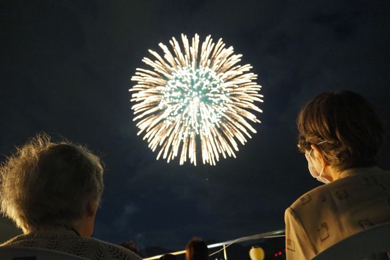 大迫力の花火と夏祭り