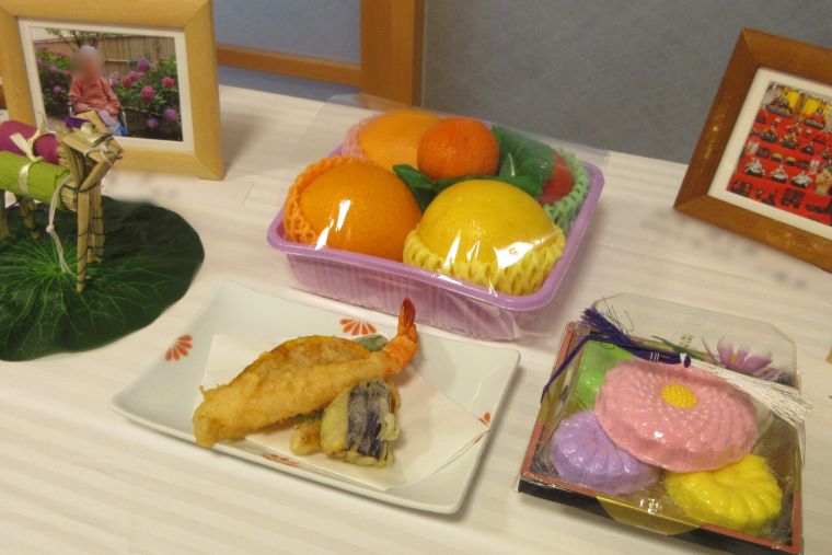 ８月１４日の昼食のメニューの天ぷらをメモリアルホールにもお供えさせていただきました。