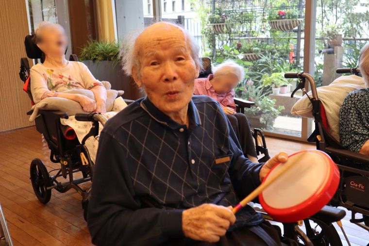 力強く太鼓をたたきながら素敵な笑顔をいただきました。