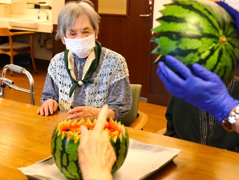 「わぁ～、綺麗にギザギザに割れたねぇ～、美味しそうだねぇ～🍉」夏の歓声が溢れました(⌒∇⌒)