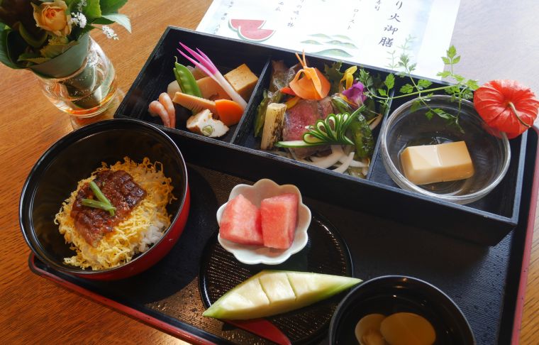 ご昼食の「送り火御膳」。野菜の飾り切りが美しいです。