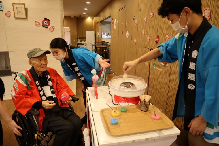 綿菓子は、カラフルなザラメを用意し、お好きな色を選んでいただきました。