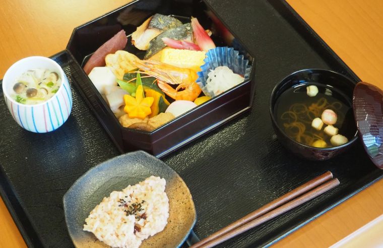 敬老御祝膳として、八寸と煮物にリンゴの赤ワイン煮に茶碗蒸し、お赤飯とお吸い物を提供いたしました。