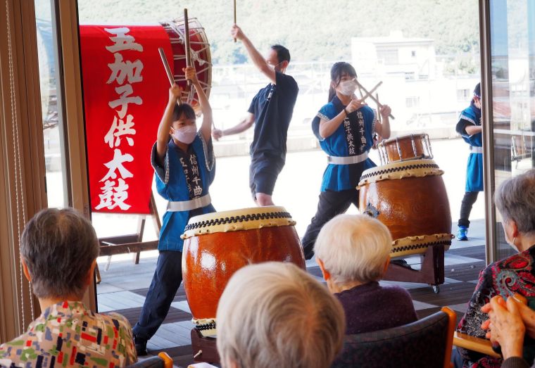 当日は夏の暑さが再来し、当初はテラスで鑑賞予定も暑さを避けて半露天のような形に。室内に音が反響してさらに迫力が楽しめたのかもしれません。