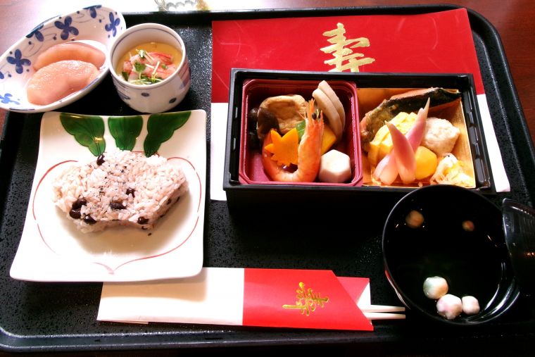 昼食には敬老祝い膳・おやつには近隣の和菓子店で特別に作ってもらったプリンをご提供。お祝い膳は「わぁ綺麗ね！」「見た目が華やか」と好評いただきました。