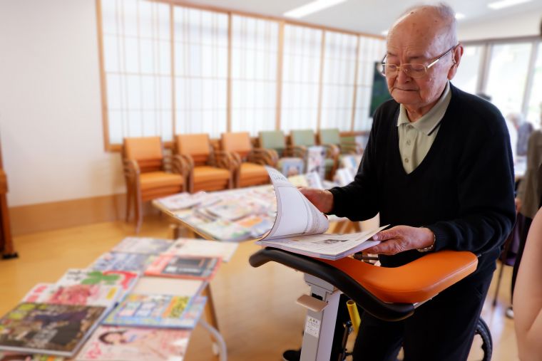 手に取ってお気に入りの一冊を探します。