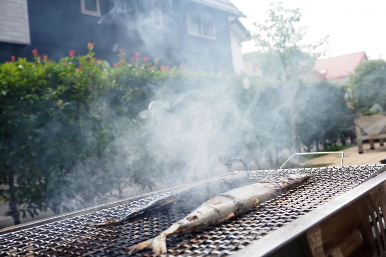 炭に秋刀魚の脂が落ちると香ばしい香りの煙があがり、焼き上がりを待つご入居者皆さんの期待も大きくなります。