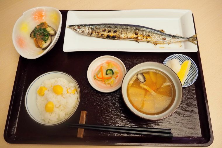 秋刀魚御膳と題し、焼きたての秋刀魚のほか、栗ご飯や目の前でよそった豚汁など秋らしい献立を提供させていただきました。